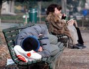 Un senzatetto dorme su una panchina (Fotogramma)